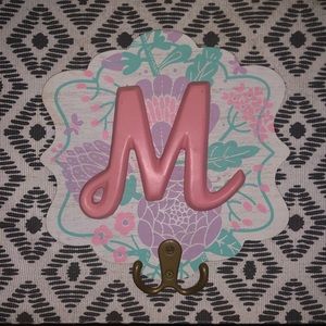 “M” wall plaque with hooks - Floral design